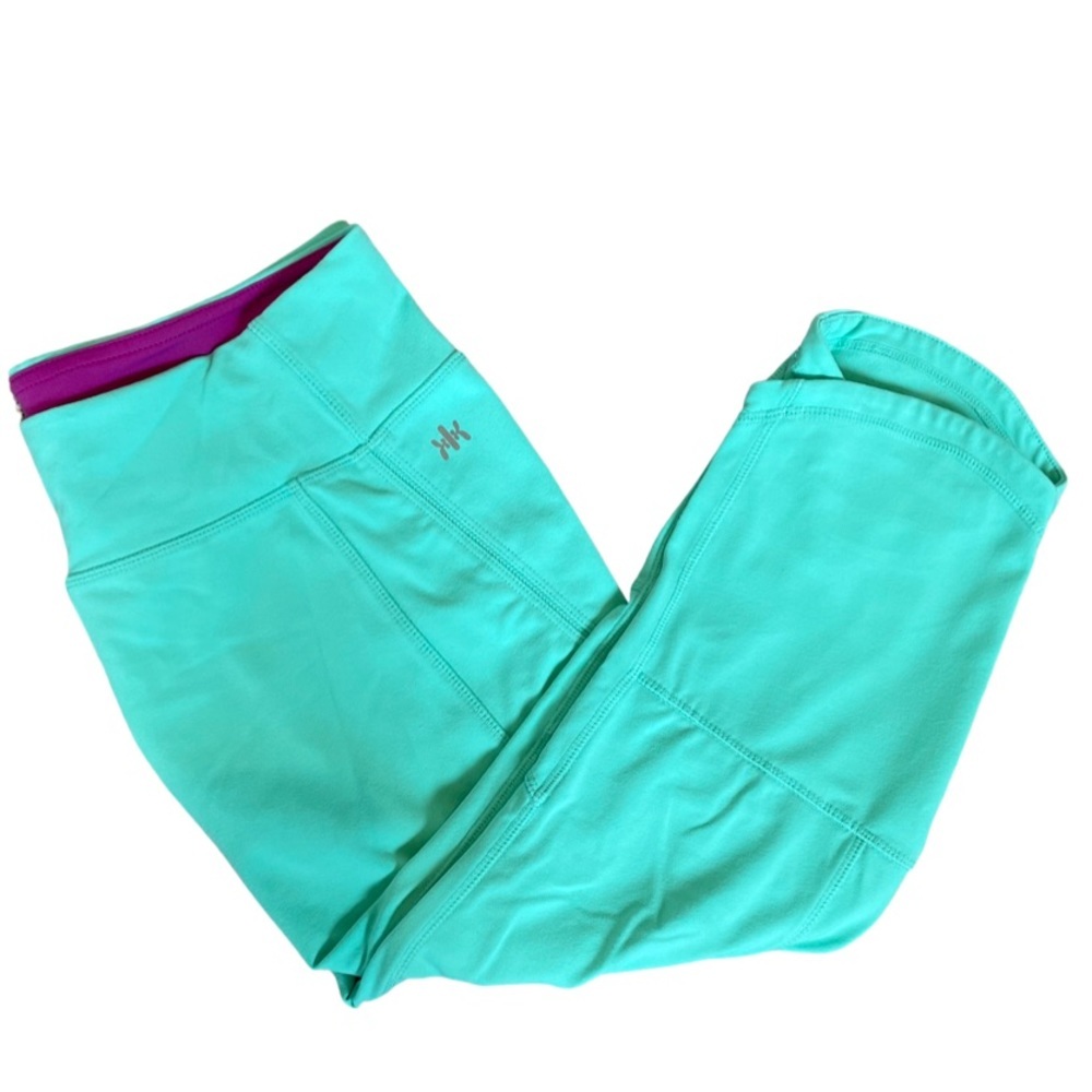 Knee length yoga pants. Size M